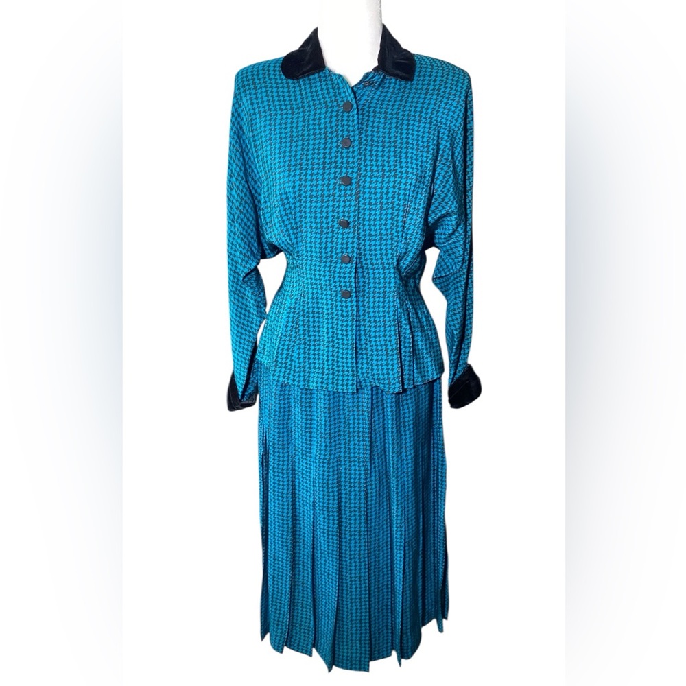 💼 Nancy Johnson 100% Silk Vintage Skirt Suit – Size 6 Petite